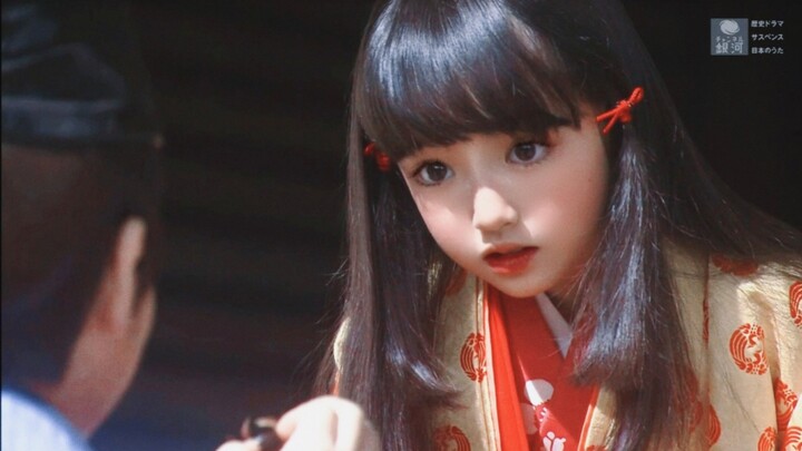 Di atas lukanya terbaring sebatang bunga aster muda yang layu di pagi musim gugur; meski sudah berta