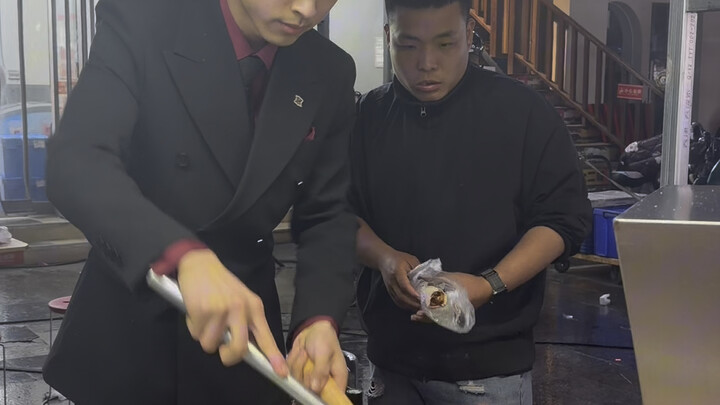Thật sự phải cosplay Sanji à? Hơi phân vân đấy.