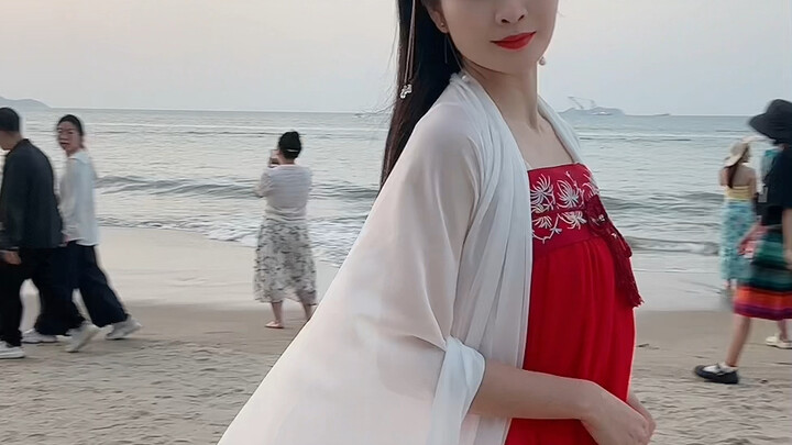 Sisters, no need to lug around tons of clothes for your next trip! Just grab two silk scarves, and y