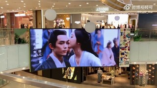 Wu Lei and Zhao Lusi’s display LED ad #lovelikethegalaxy