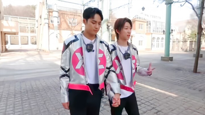 ไม่ใช่! ไหนว่ากุ้ยปาไม่ได้ไปออกรายการคู่รักนี่นา? ทำไมถึงจับมือแน่นแล้วไหล่ชนไหล่อีกแล้วล่ะ