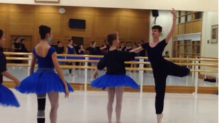 Rose Adagio dari penari pria dan penuh kegembiraan kelas