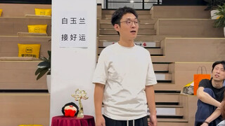 Cuộc đối đầu vũ đạo kinh điển giữa hai nhân vật kỳ lạ Cao Hải Bảo và Trương Hưng Triều, nhiếp ảnh bở