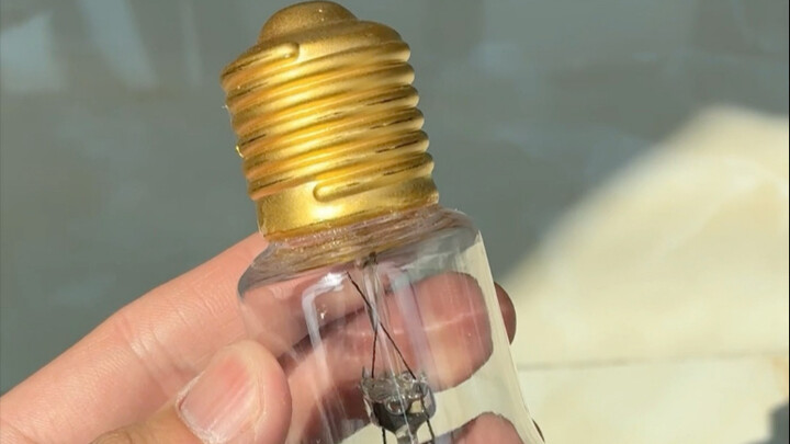 Làm bóng đèn bằng vàng là kiểu gì vậy?