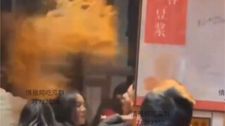 رش الزيت في مطعم فو غو بمدينة تشنغدو، بعد مشاهدة ذلك لم أجرؤ على تناول الفو غو لمدة شهر.