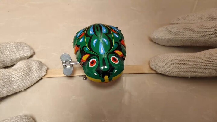 الضفدع الصغير يحييك، يا إمبراطور، أتمنى لك الخير والسلام