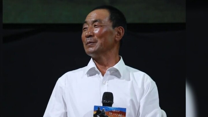 "Musim panas ini, kemampuan akting seorang petani membunuh seluruh industri hiburan dalam negeri!"