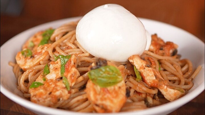 Tôi khiến người Ý phát cuồng: mì Ý sốt gà, sốt cà chua, húng quế và phô mai burrata.