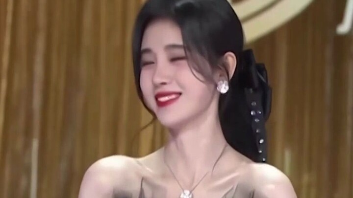 I could endlessly rave about how stunning my sister looks in close-up shots!!