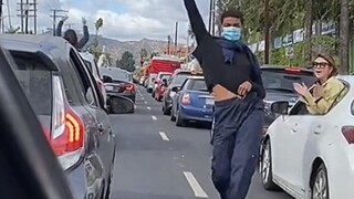 "Hãy suy nghĩ cởi mở, hầu hết rắc rối đều đến từ việc suy nghĩ quá nhiều!"