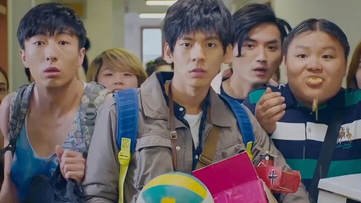 Seorang cowok menginap di asrama cewek, langsung bikin para cewek berkerumun ngumpet nonton heboh, k