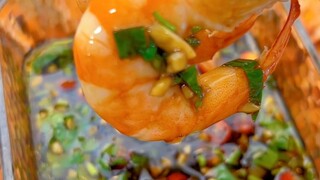 Lihat wanita ini menuangkan udang ke dalam bir mendidih dan hasilnya sangat lezat?