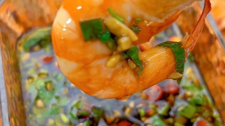 Lihat wanita ini menuangkan udang ke dalam bir mendidih dan hasilnya sangat lezat?