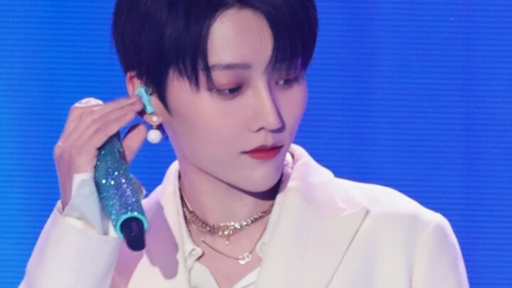 Can ethereal white-clad Liu Yuxin also sing “Red High Heels”? Liu Yuxin delivers a “Red High Heels” 