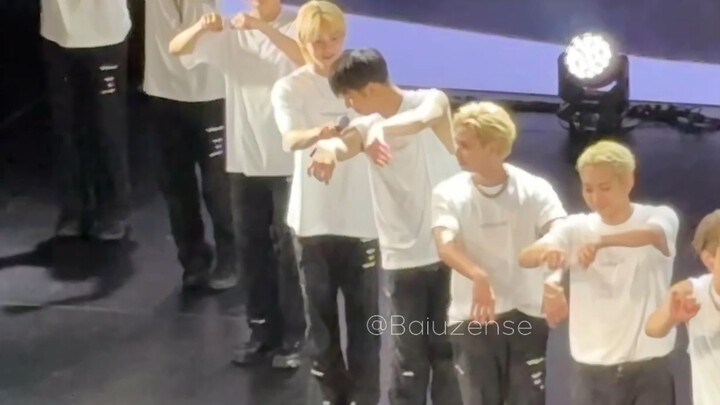 Đưa mic cho bạn sao không hát!