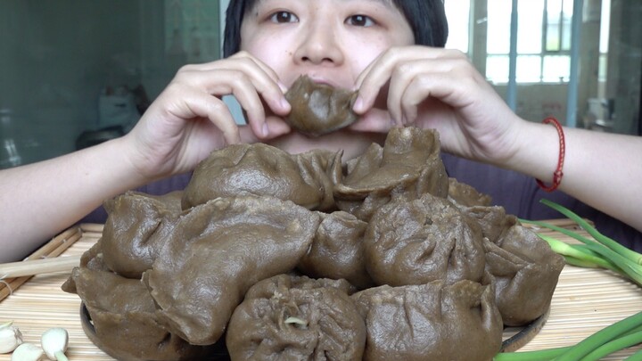 Time to eat steamed buns! Mom made a big batch of sweet potato dough buns filled with kidney beans a