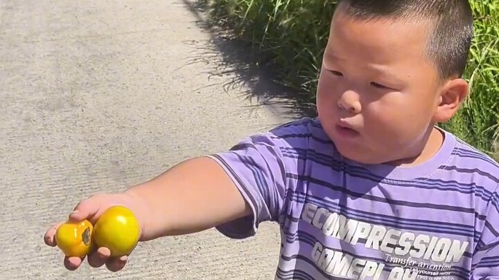 Just stepped out of the supermarket and got “blocked” by a cute little kid! He wants to trade his li