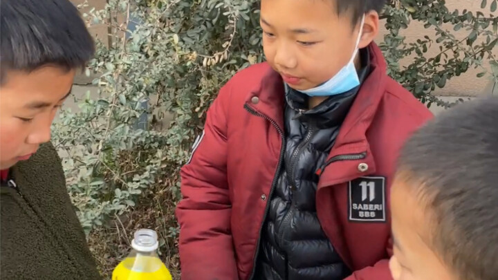 True friendship shines in times of trouble: When Xiao Zihan got injured playing soccer, his best fri