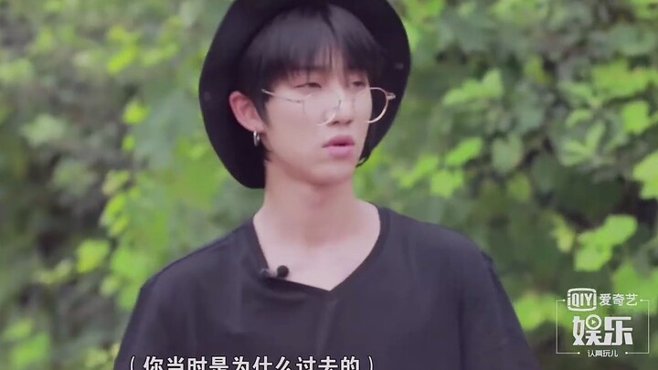 Wen Junhui & Xu Minghao, kalian berdua mau dengar apa yang kalian bicarakan? Hahaha tujuh belas