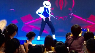 当众表演迈克尔杰克逊的Smooth Criminal会发生什么？