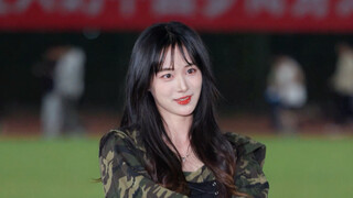 Sân vận động Đại học Chiết Giang, cả sân vang lên những tiếng hò reo và la hét với abracadabra