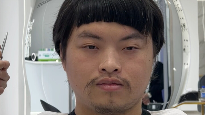 Nam sinh 22 tuổi muốn có kiểu tóc thuộc top 3 của trường, trở thành soái ca học đường