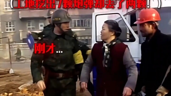 Công trường xây dựng đào được 7 quả đạn pháo, nhưng khi cảnh sát đến thì chỉ còn lại 5 quả.