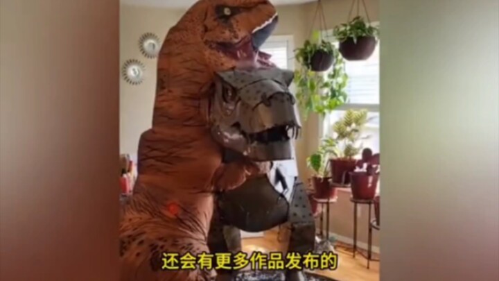 Istri membuat seekor T-Rex raksasa dari logam. Tentu saja harus dipamerkan dengan bangga~