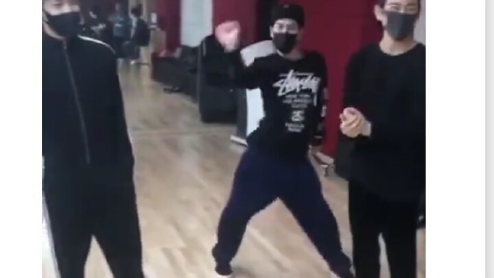 【GOT7】เรื่องราวการถือกำเนิดของเครื่องเต้นรำ ยอง jyp เป่ายิ้งฉุบมาอีกแล้ว