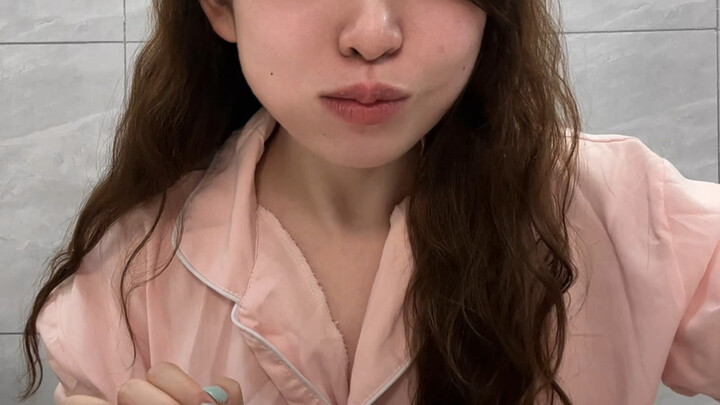 สวัสดีทุกคน นี่เป็นวิดีโออีทคอมเมดี้แรกของฉัน ขออภัยที่ดูเรียบง่ายไปหน่อย