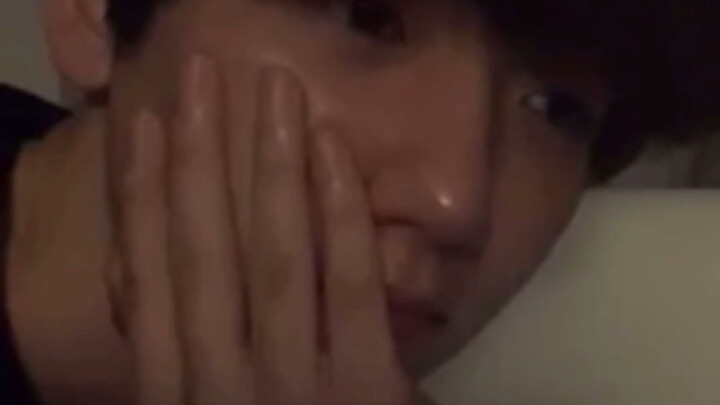 Baekhyun livestream trên Instagram lúc nửa đêm hát bài mới của Chen – “Sau Tháng Tư Là Cuộc Chia Ly”