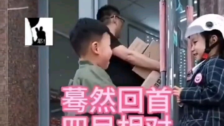 ขำตาย! เด็กชายขายผลไม้เจอสาวน้อยน่ารัก ถึงกับทำตัวไม่ถูกทันที