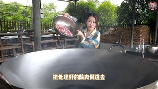 chiên xào trên chiếc chảo siêu to khổng lồ #food