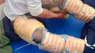 فيتناميون يهربون النقانق الصينية