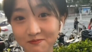我们总是在错误的时间和地点，然后懵懵然就爱上一个人，然后，不得不用尽一生去遗忘。