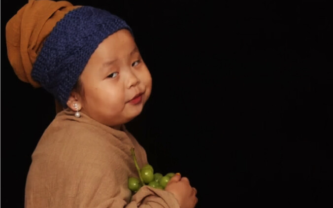 ต่างหูไข่มุกของสาวน้อยกับใบหน้าอันใหญ่โตของเธอ