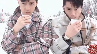 胡歌说：他戴表我戴镯子，我就觉得有问题了，哈哈哈