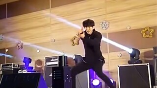 Falling in love with a man who doesn't exist v Bin (Xu Zhangbin's dance video from his school days)