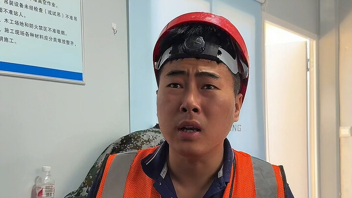 Helm keselamatan masih helm yang itu