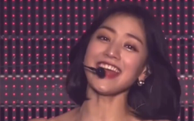 I just love watching Lin Nayeon and Park Jisoo effortlessly hit those high notes in "What's Love"!