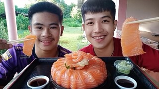 กินแซลมอนซาชิมิสุดฟิน จิ้มวาซาบิสุดนุ่มสุดหวานสุดฟิน