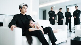Gadis ditinggal tunangan di pernikahan, lalu menikah dengan adik CEO-nya dan dimanja habis-habisan!