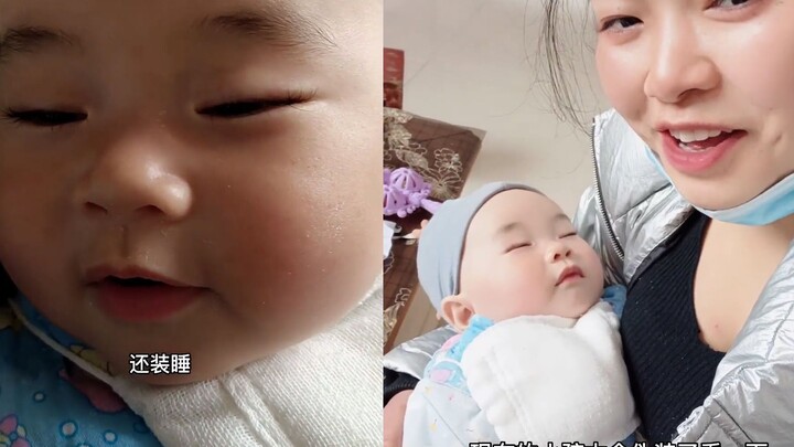 Ibu memberi obat pada bayi berusia 6 bulan, namun bayi itu langsung pura-pura tidur; netizen: “Seper