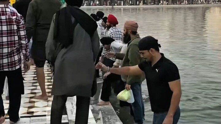 Selfless Service#viral#bili bili#Religion# Gurudwara #shorts #india #hindi #indian #Sikhism