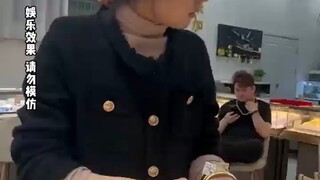 Seorang pria membuat istrinya marah, dan istrinya membelikannya beberapa gelang emas karena marah. P