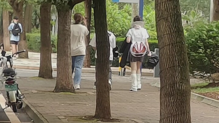 There was a girl wearing a Polar Fox backpack in the school? !