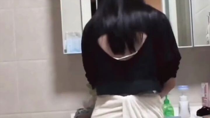 بعد عودة الكنّة من حفلة زملاء الدراسة، بادرت بغسل شعرها على الفور! 1