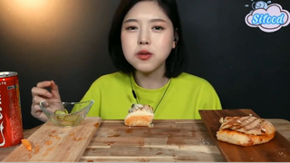 Bánh mì dài kẹp xúc xích, khoai tây chiên, bánh mì panini phô mai cuối #amthuc