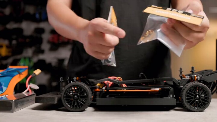 The domestic RC Leilalo AK-917 with a maximum speed record of 260 is unboxed