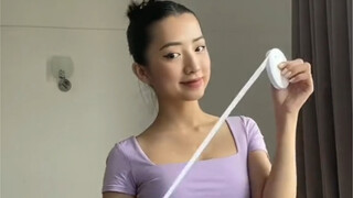 如果你想在穿搭上加入一点丝带的元素 可以试试绑在这里